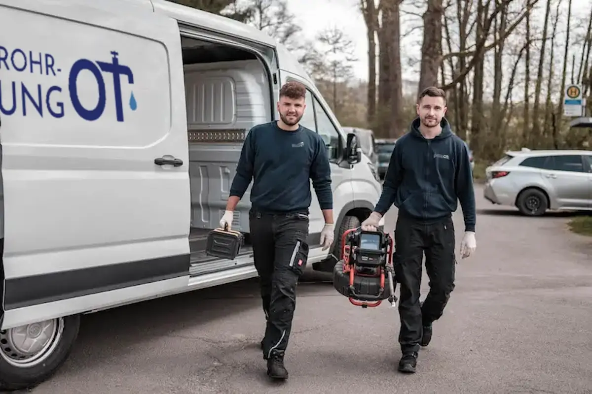 Techniker saniert Abwasserrohr mit Inliner-Verfahren im Keller des Hauses