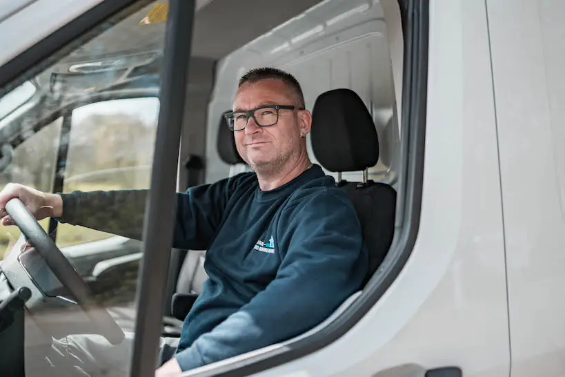 Fachmann für Kanalreinigung in Bad Zwesten bereit für den Einsatz, im LKW sitzend.