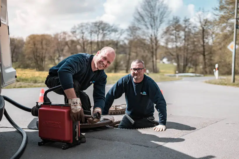 Professionelle Kanalreinigung Nister-Service mit qualifizierten Mitarbeitern im Einsatz.