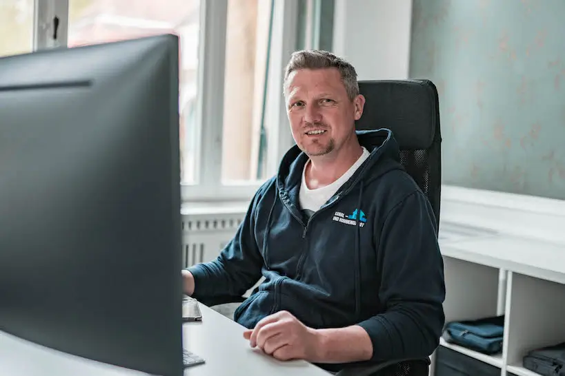 Mitarbeiter von Kanalreinigung Ottrau am Arbeitsplatz am Computer.